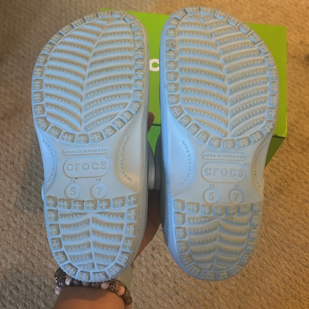 EUC Crocs size 5 men’s/7 womens only worn a few times with box - Picture 3 of 4